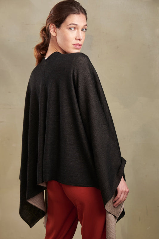 Poncho Temira De Baby Alpaca Color Black&Ajonjoli